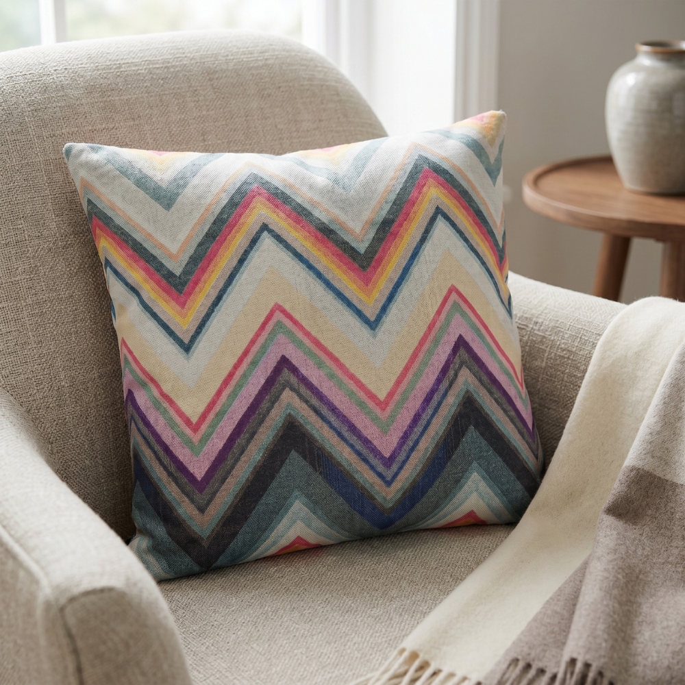 Bej koltukta pastel renk geçişli zigzag desenli dekoratif yastık
