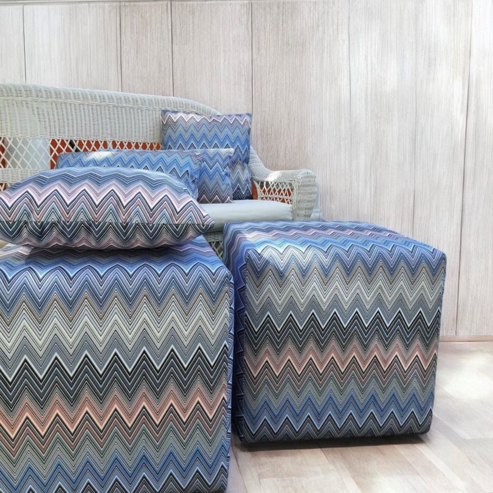 Mavi zigzag desenli kare puflar ve aynı desende kırlentler
