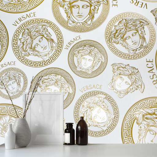Versace Medusa desenli krem gold duvar kağıdı dekorasyon örneği