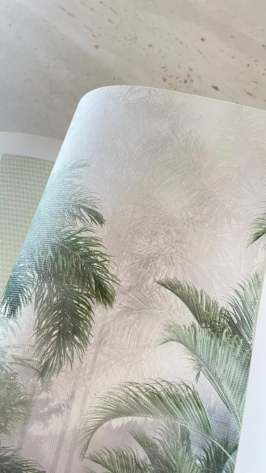 Dokukat kendinden yapışkanlı polyester doku örneği – yakın plan; palmiye deseni bu ürünün deseni değildir.