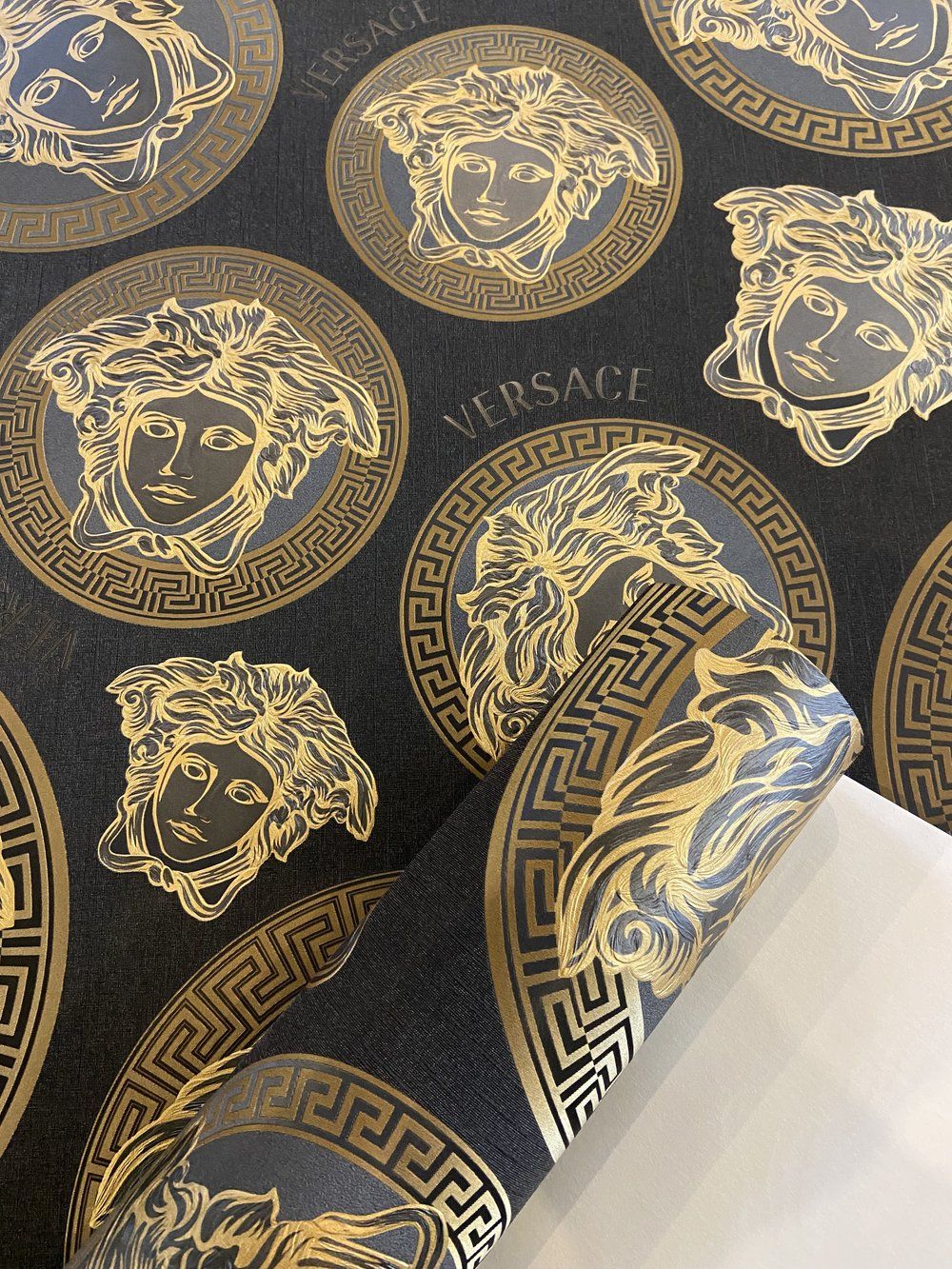 Versace 5 Medusa Head Black & Gold Duvar Kağıd