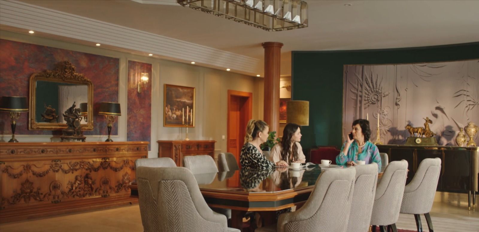 Adım Farah Dizi Salon Yemek Alanı Rölyef Boyutlu Tavuskuşları Tasarım Duvar Kağıdı