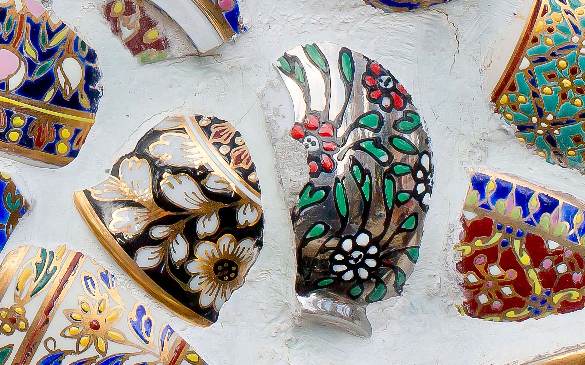 Duvarda Çini Vazolar Tasarım Duvar Kağıdı