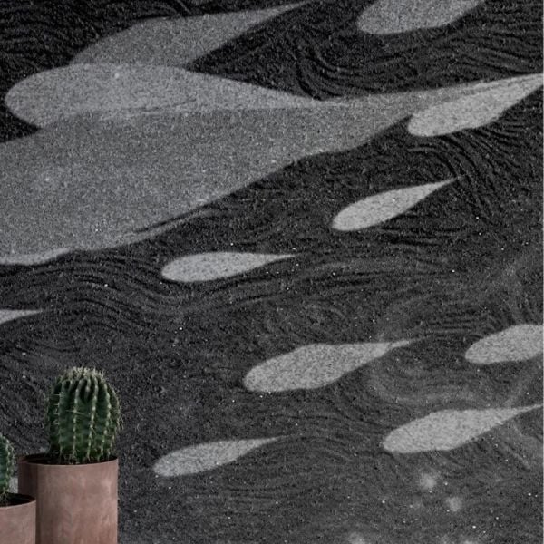 Koi Balığı Siyah Kumlar İçinde Duvar Kağıdı