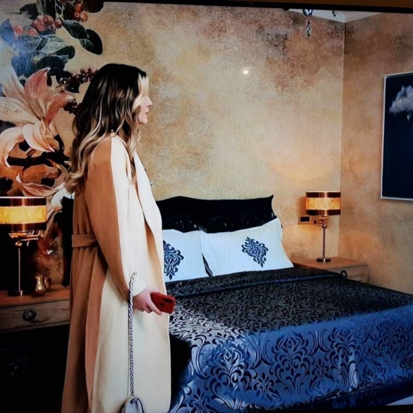 Masumiyet  Hale Ilgaz (Hülya Avşar) Yalı Konuk Odası Duvar Kağıdı