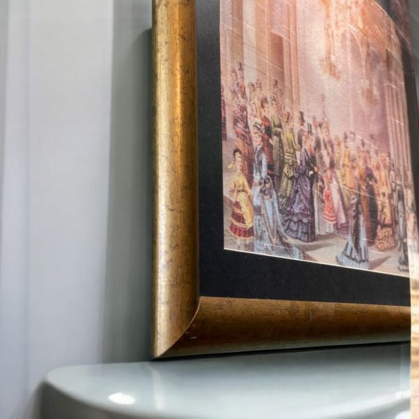 Gold Çerçeveli İngiliz Kadınları Kumaş Tablo