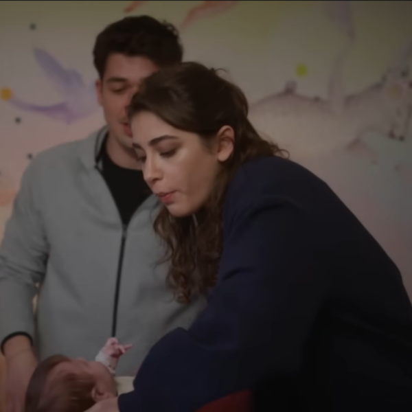 Bahar Dizisi Seren Uras Bebek Odası Duvar Kağıdı