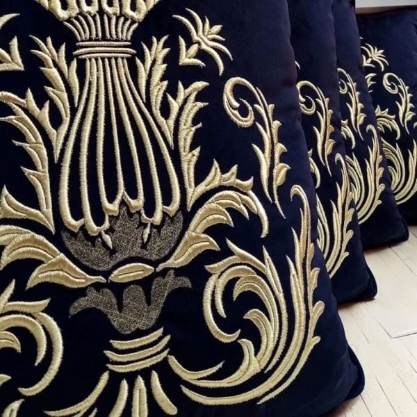 Siyah Kadife Üzerinde Gold Lale Nakışlı Yastık