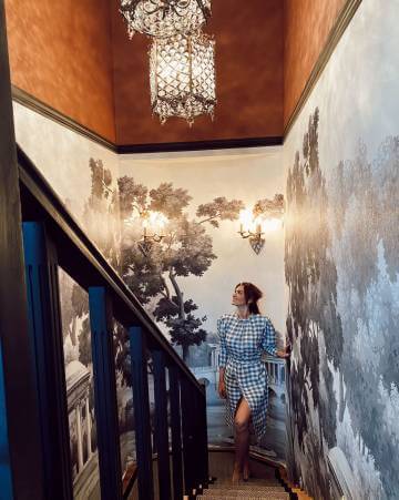 Sepya Kahve Renk Detaylı Bahçede Veranda Köprü Duvar Kağıdı