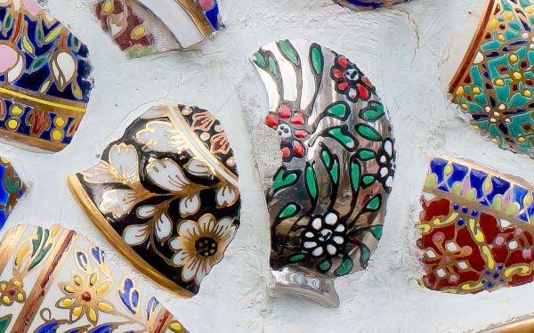 Duvarda Çini Vazolar Tasarım Duvar Kağıdı