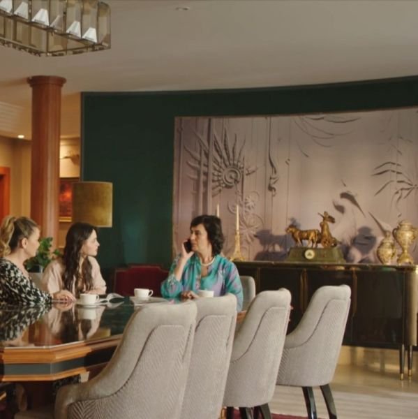 Adım Farah Dizi Salon Yemek Alanı Rölyef Boyutlu Tavuskuşları Tasarım Duvar Kağıdı