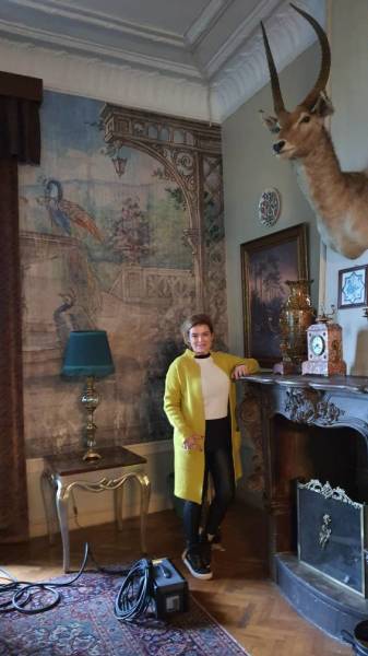 Camdaki Kız Oturma Bölümü Duvar Kağıdı