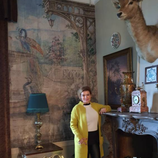 Camdaki Kız Oturma Bölümü Duvar Kağıdı