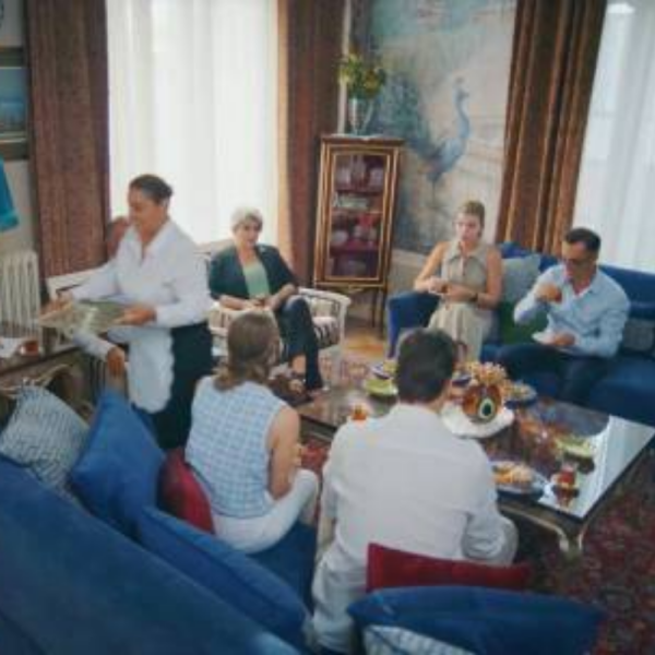 Camdaki Kız Oturma Bölümü Duvar Kağıdı