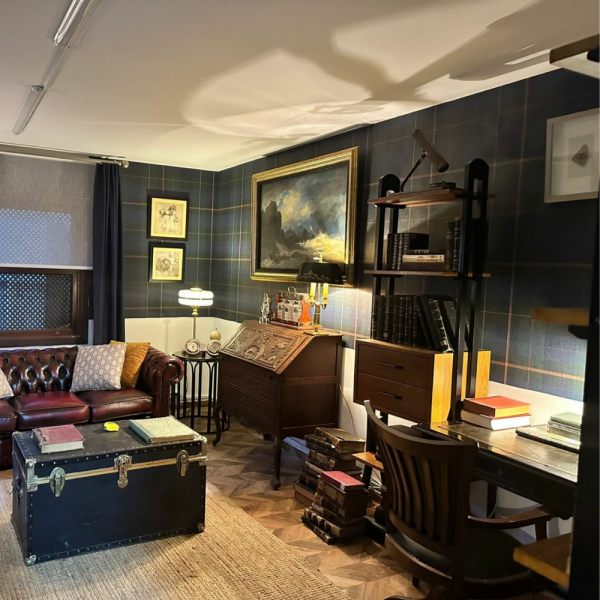 Yüz Yıllık Mucize Kemal ( Birkan Sokullu ) Çalışma Odası Ekoseli Duvar Kağıdı