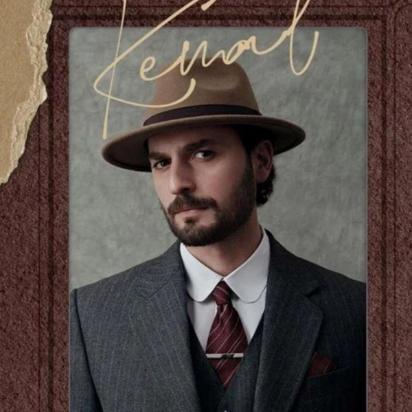 Yüz Yıllık Mucize Kemal ( Birkan Sokullu ) Çalışma Odası Ekoseli Duvar Kağıdı