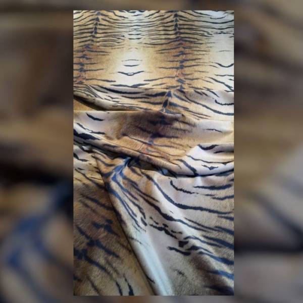 Kaplan Desen Kadife Baskılı Döşemelik Kumaş