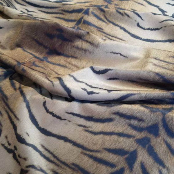 Kaplan Desen Kadife Baskılı Döşemelik Kumaş