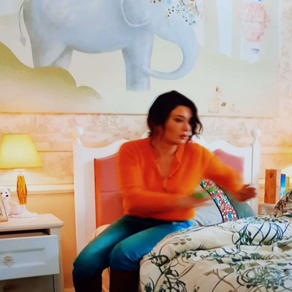 Kefaret Dizi Cansu ( Bahar Ece Yılmaz ) Soft Mavi Çiçek Taçlı Fil Ve Uçan Balon Duvar Kağıdı