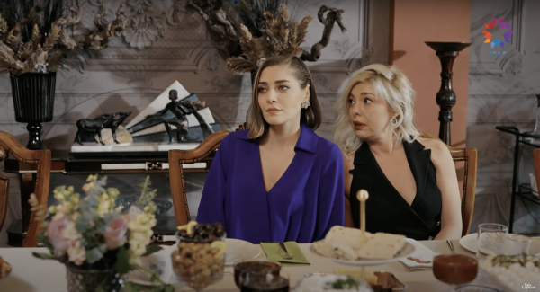 Yalı Çapkını Salon Yemek Odası Beyaz Tavus Kuşu Duvar Kağıdı