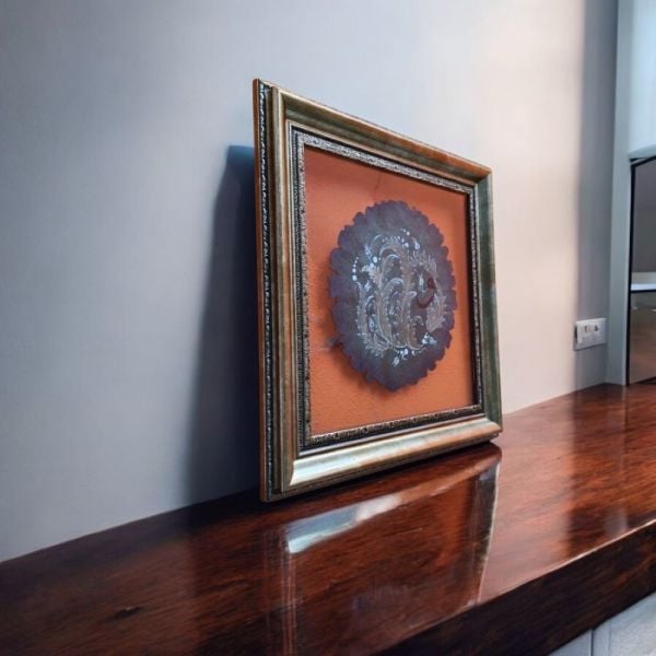 Çift Cam Arası Eskitme Gold Çerçeveli Vav Harfi Tezhip Sanatı