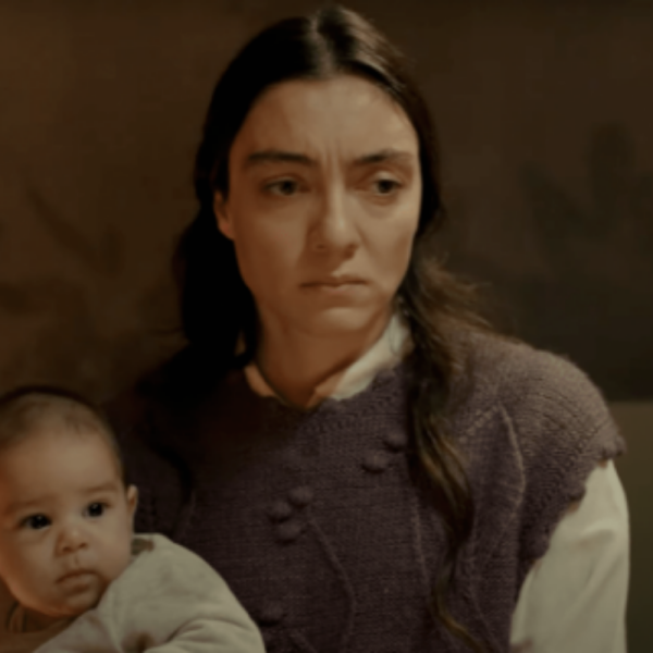 Ömer Dizi Nisa (Merve Dizdar) Yatak Oda Turkuaz Zeminde Turna Kuşları Duvar Kağıdı