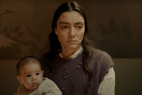Ömer Dizi Nisa (Merve Dizdar) Yatak Oda Turkuaz Zeminde Turna Kuşları Duvar Kağıdı Keten Dokulu Genel Alan Kullanımına Uygundur.250 Gram