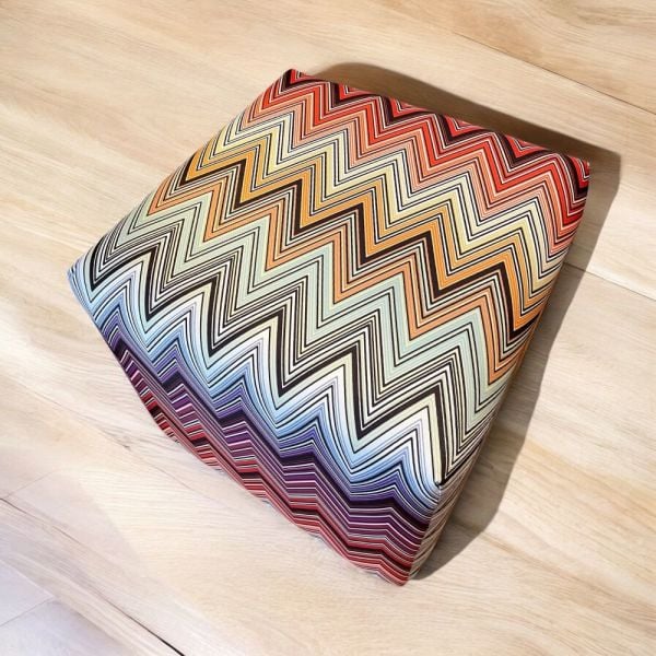 Zigzag Desenli Lacivert Kırmızı Renklerde Puf