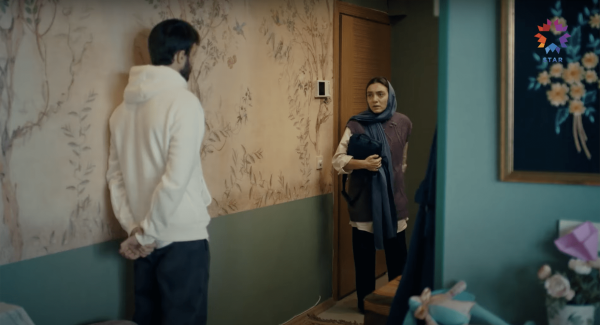 Ömer Dizi Nisa (Merve Dizdar) Ev Salon Sarmaşık Güller Duvar Kağıdı