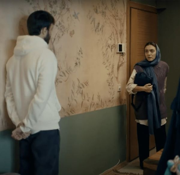 Ömer Dizi Nisa (Merve Dizdar) Ev Salon Sarmaşık Güller Duvar Kağıdı