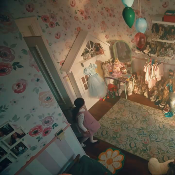 Sakla Beni Dizisi Naz Oda Çiçekler Duvar Kağıdı