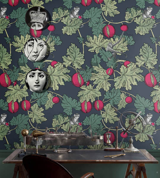 Fornasetti Nar Ağacında Dallarda Yaramaz Maymunlar Duvar Kağıdı