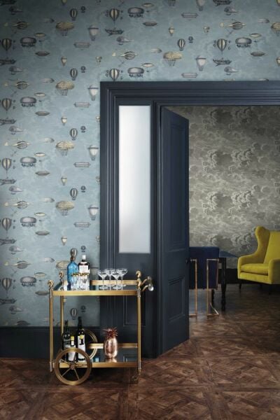 Fornasetti Yeni Dünya Çağrıştıran Bulutlar Arasında Asılı Harika Uçan Makineler Duvar Kağıdı