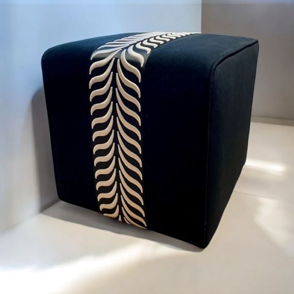 Nakışlı Bordürlü Siyah Kadife Puf