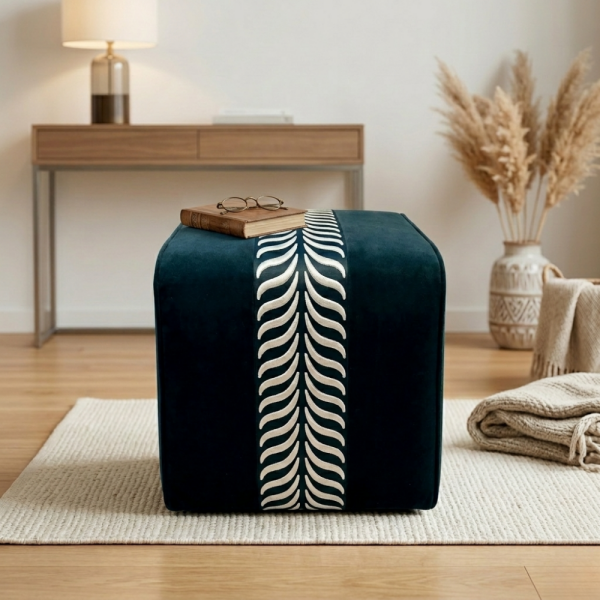 Nakışlı Bordürlü Siyah Kadife Puf