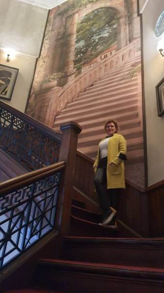 Camdaki Kız Dizi Merdiven Duvar Kağıdı