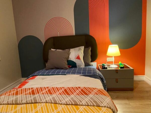 SARMAŞIK ZAMANI  Dizi Genç Odası Turuncu Lacivert Geometrik Kapılar Duvar Kağıdı