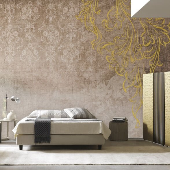 Eskitme Damask Desen Üzeri Sarı Motifli Duvar Kağıdı