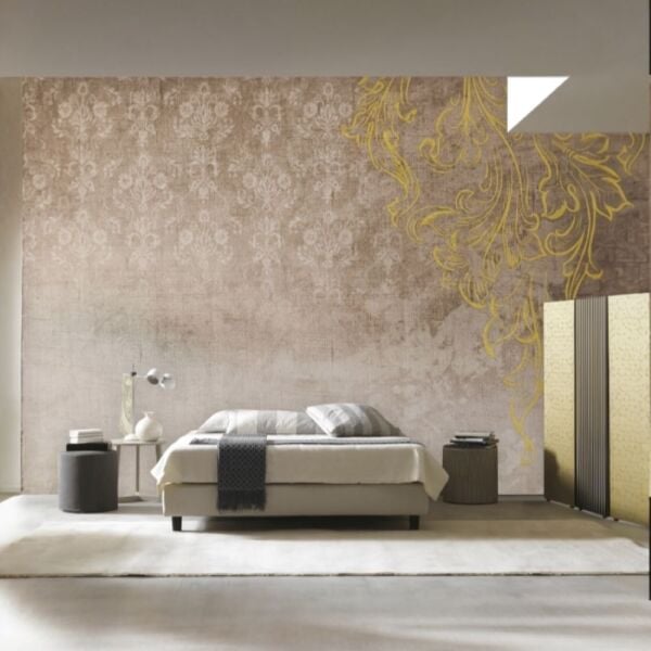 Eskitme Damask Desen Üzeri Sarı Motifli Duvar Kağıdı