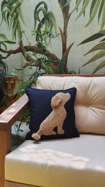 Siyah Zemin Kabartmalı Köpek Desenli Yastık