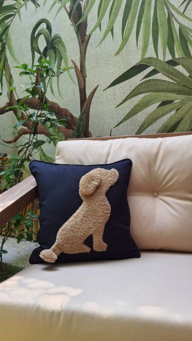 Siyah Zemin Kabartmalı Köpek Desenli Yastık