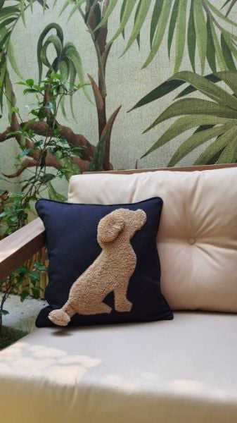 Siyah Zemin Kabartmalı Köpek Desenli Yastık