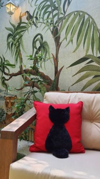 Kırmızı Zemin Kabartmalı Kedi Desen Yastık