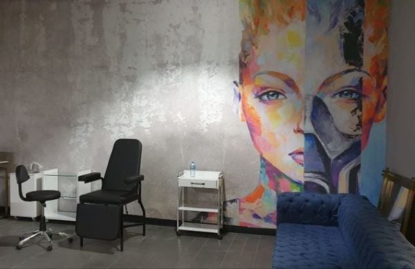 Senden Daha Güzel Dizi Beton Zeminde Face Mask Kağıdı