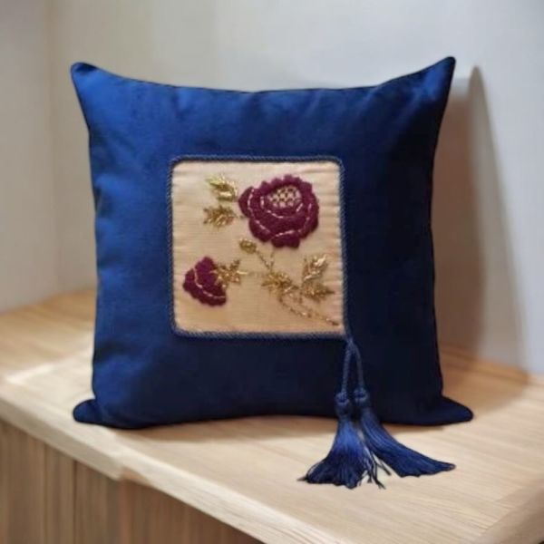 Lacivert Kadife Tel Kırma Gül Nakışlı Yastık