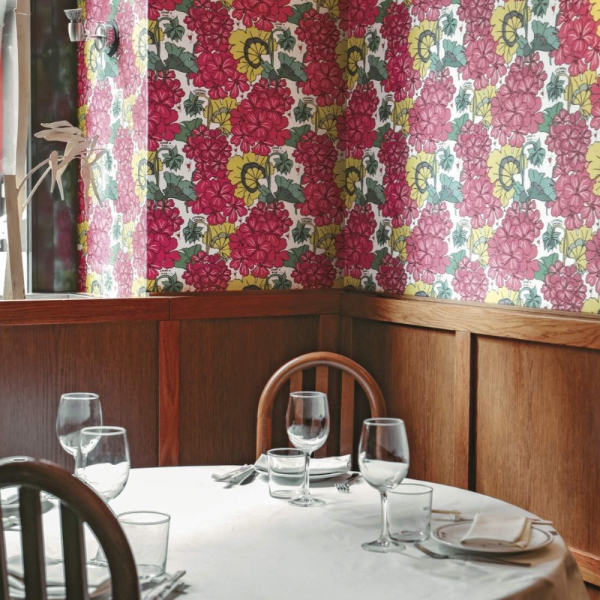 Enriquezland LoveGeranei Beyaz Zemin Duvar Kağıdı