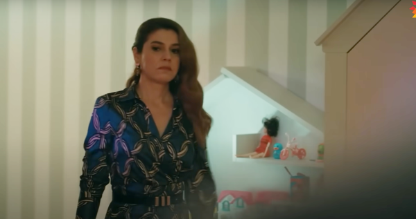 Çöp Adam Dizisi Çocuk Damla Yılmaz (Gülizar Nisa Uray) Odası Çizgiler Duvar Kağıdı