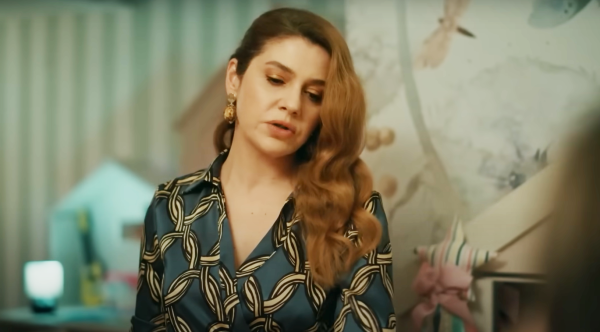 Çöp Adam Dizisi Çocuk Damla Yılmaz (Gülizar Nisa Uray) Odası Çizgiler Duvar Kağıdı